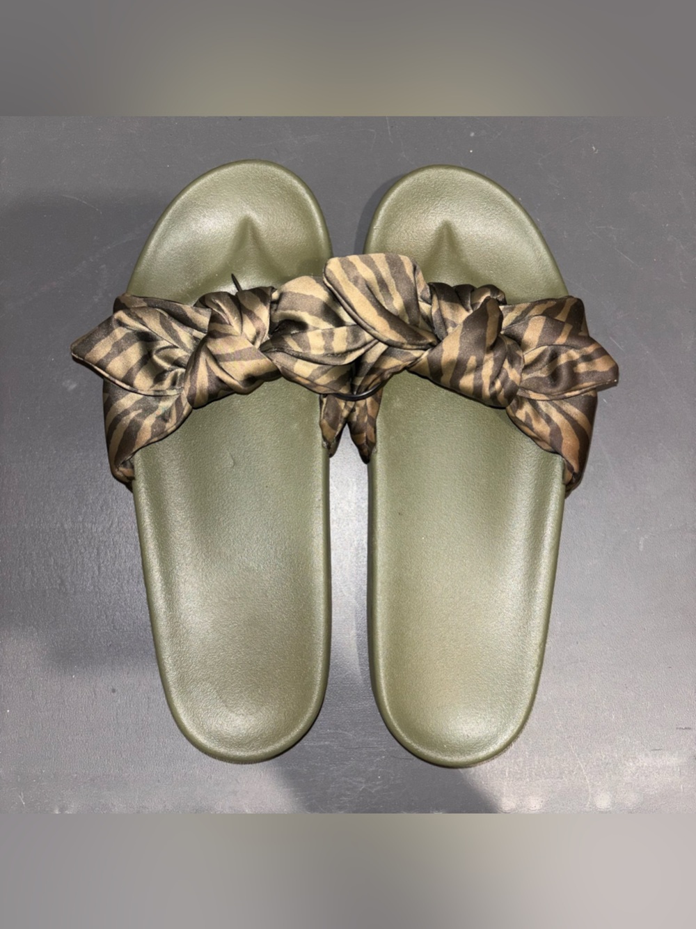 Victoria’s Secret Pink Army Green SATIN BOW SLIDE Stripes Slides Size S 6/7